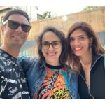 Laura Gómez Instagram - I had a feeling Santiago and I would get along, although everyone kept telling me to keep expectations low. Au contraire. It’s been just 3 and a half days and Santi and I been having quite the whirlwind romance… Chile, we meet at last… (photo dump pt 1) • Tenía la sensación de que Santiago y yo nos llevaríamos bien a pesar de las tantos avisos de que mejor no tener expectativas muy altas. Es cierto que a veces es preferible no poner demasiada presión a las experiencias para no decepcionarse, pero yo presentía que iba a ser un viaje especial. Para mi sorpresa, Santi ha superado mis expectativas y, en buen chileno, ha habido Harta química entre nosotros. Tal vez sea que mi sangre caribeña responde al calor del verano, y en invierno la cosa sería diferente, da igual, en solo 3 días y medio andamos caminado de la mano. Y si eso es un pronóstico de lo que se viene este año, estoy más que feliz de abrazarlo…¡Chile, lindo, nostálgico y profundo, hasta que por fin nos conocemos! 🇨🇱 (fotos pt 1)