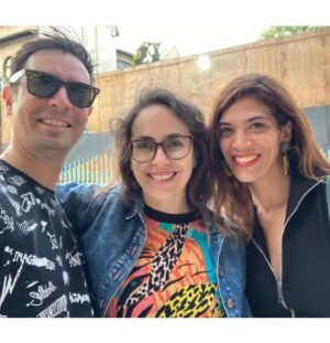 Laura Gómez Instagram - I had a feeling Santiago and I would get along, although everyone kept telling me to keep expectations low. Au contraire. It’s been just 3 and a half days and Santi and I been having quite the whirlwind romance… Chile, we meet at last… (photo dump pt 1) 
•
Tenía la sensación de que Santiago y yo nos llevaríamos bien a pesar de las tantos avisos de que mejor no tener expectativas muy altas. Es cierto que a veces es preferible no poner demasiada presión a las experiencias para no decepcionarse, pero yo presentía que iba a ser un viaje especial. Para mi sorpresa, Santi ha superado mis expectativas y, en buen chileno, ha habido Harta química entre nosotros. Tal vez sea que mi sangre caribeña responde al calor del verano, y en invierno la cosa sería diferente, da igual, en solo 3 días y medio andamos caminado de la mano. Y si eso es un pronóstico de lo que se viene este año, estoy más que feliz de abrazarlo…¡Chile, lindo, nostálgico y profundo, hasta que por fin nos conocemos! 🇨🇱 (fotos pt 1)