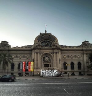 Laura Gómez Instagram - I had a feeling Santiago and I would get along, although everyone kept telling me to keep expectations low. Au contraire. It’s been just 3 and a half days and Santi and I been having quite the whirlwind romance… Chile, we meet at last… (photo dump pt 1) 
•
Tenía la sensación de que Santiago y yo nos llevaríamos bien a pesar de las tantos avisos de que mejor no tener expectativas muy altas. Es cierto que a veces es preferible no poner demasiada presión a las experiencias para no decepcionarse, pero yo presentía que iba a ser un viaje especial. Para mi sorpresa, Santi ha superado mis expectativas y, en buen chileno, ha habido Harta química entre nosotros. Tal vez sea que mi sangre caribeña responde al calor del verano, y en invierno la cosa sería diferente, da igual, en solo 3 días y medio andamos caminado de la mano. Y si eso es un pronóstico de lo que se viene este año, estoy más que feliz de abrazarlo…¡Chile, lindo, nostálgico y profundo, hasta que por fin nos conocemos! 🇨🇱 (fotos pt 1)