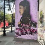 Laura Gómez Instagram - I had a feeling Santiago and I would get along, although everyone kept telling me to keep expectations low. Au contraire. It’s been just 3 and a half days and Santi and I been having quite the whirlwind romance… Chile, we meet at last… (photo dump pt 1) • Tenía la sensación de que Santiago y yo nos llevaríamos bien a pesar de las tantos avisos de que mejor no tener expectativas muy altas. Es cierto que a veces es preferible no poner demasiada presión a las experiencias para no decepcionarse, pero yo presentía que iba a ser un viaje especial. Para mi sorpresa, Santi ha superado mis expectativas y, en buen chileno, ha habido Harta química entre nosotros. Tal vez sea que mi sangre caribeña responde al calor del verano, y en invierno la cosa sería diferente, da igual, en solo 3 días y medio andamos caminado de la mano. Y si eso es un pronóstico de lo que se viene este año, estoy más que feliz de abrazarlo…¡Chile, lindo, nostálgico y profundo, hasta que por fin nos conocemos! 🇨🇱 (fotos pt 1)