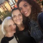 Laura Gómez Instagram - Hace unos días, tuve un hermoso encuentro con este dúo de madre/hija (@monicaoportot.foto y @antoniazegers), ambas invitadas de @barajaesopodcast. Con Mónica conversé en el episodio 97, sobre su transformación tras su divorcio muchos años atrás, su atemporalidad, romper el molde, y encontrar amor después del amor y casarse en sus 70s. Con Antonia conversé en el episodio 76, acerca del poderoso linaje femenino de su familia, su rol en El Castigo, de @matiasbize (Ep.69) en el que una madre cuestiona su inclinación hacia el rol materno cuando su hijo se pierde en un bosque, y su experiencia haciendo el unipersonal Girls & Boys, que tuve el gran placer de ver en mi paso por Chile. De momento, en lo que este espacio retoma ritmo, les invito a escuchar los episodios mencionados y todos los que tengan pendientes. Disponible en @spotify @applepodcasts y demás plataformas… ¡Feliz finde! ☀️ #barajaesopodcast