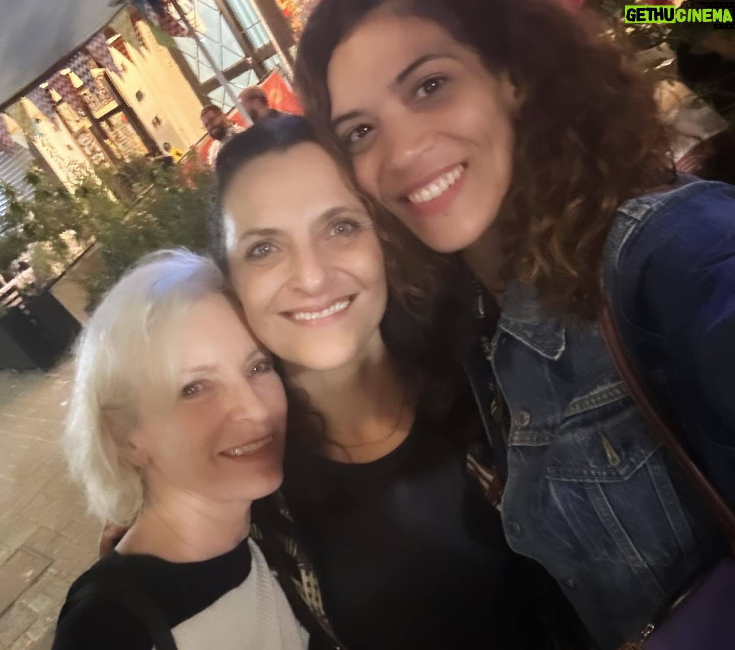 Laura Gómez Instagram - Hace unos días, tuve un hermoso encuentro con este dúo de madre/hija (@monicaoportot.foto y @antoniazegers), ambas invitadas de @barajaesopodcast. Con Mónica conversé en el episodio 97, sobre su transformación tras su divorcio muchos años atrás, su atemporalidad, romper el molde, y encontrar amor después del amor y casarse en sus 70s. Con Antonia conversé en el episodio 76, acerca del poderoso linaje femenino de su familia, su rol en El Castigo, de @matiasbize (Ep.69) en el que una madre cuestiona su inclinación hacia el rol materno cuando su hijo se pierde en un bosque, y su experiencia haciendo el unipersonal Girls & Boys, que tuve el gran placer de ver en mi paso por Chile. De momento, en lo que este espacio retoma ritmo, les invito a escuchar los episodios mencionados y todos los que tengan pendientes. Disponible en @spotify @applepodcasts y demás plataformas… ¡Feliz finde! ☀️ #barajaesopodcast