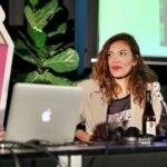 Laura Gómez Instagram - Flashback a un año atrás, cuando participé como panelista en @estacionpodcast con el podcast español "Corinna y El Rey" del cual fui narradora. Un placer estar de vuelta con mi propio espacio, @barajaesopodcast, en el que será nuestro primer episodio en vivo -desde Madrid- con dos invitad@s de lujo: los chilenos Catalina May y Martín Cruz de @lasraraspodcast. Nos pueden acompañar en vivo esta tarde en el Círculo de Bellas Artes @cbamadrid (sala Gómez de la Serna, 5to piso) a las 6pm (18h), o usar el enlace en mis historias para mirar en directo... Agradecida con tan linda invitación de @estacionpodcast ¡pura emoción! 🎙️