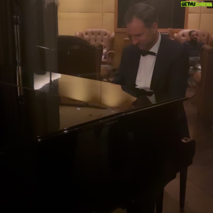 Laura Gómez Instagram - #LaCocina is a beautiful ensemble piece, brilliantly crafted by our visionary director #AlonsoRuizpalacios, who conducted his actors & entire creative team as instruments to make music. Loved being part of this stunning film which had its World Premiere last Friday at @Berlinale and was also the beginning of such beautiful friendships! • • La Cocina es un hermoso film, visualmente cautivador del talentoso Alonso Ruizpalacios, protagonizado por una estupenda Rooney Mara y comandado al timón por un @rulobrionesc tan profundo e intenso en pantalla como cuando colocó el texto #PalestinaLibre en su retrato oficial del festival, y una formidable actriz revelación @_annadiaz. El resto de este elenco diverso y vibrante, nos lanzamos durante dos meses a construir un trabajo en equipo, que aún con ciertos desafíos, sabíamos sería muy especial, y ahí creamos magia, entre clases de cocina, ensayos, coreografías en set con su gran cinematógrafo @juanpabloramirez y demás equipo creativo, y un rodaje en el que Alonso nos guió como instrumentos para hacer música, culminando con lo que sería el inicio de una linda amistad entre toda la tropa y un film en Competición Oficial en #Berlinale, uno de los más prestigiosos festivales del mundo. ¡Salud 🥂 y que viva el cine 🎥 con ♥️!