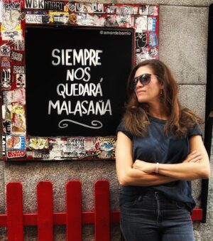 Laura Gómez Instagram - Madrid, I ❤️ you! There... i said it! We're officially dating, you guys... Madrid and I, that is 😝
📷 @paulinagalvezzz 
•
Madrid y yo andamos de los más enamoraditos y agarraditos de la mano... Por cierto, esta caribeña tiene grabación del primer episodio en vivo de @barajaesopodcast desde esta divertida ciudad en el marco del evento @estacionpodcast con la participación de dos chilenos divinos, Catalina May y Martín Cruz de @lasraraspodcast. Nos vemos en el Círculo de Bellas Artes @cbamadrid el próximo sábado 25 de junio a las 6pm (18h) 🎙️❤️🎙️