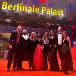 Laura Gómez Instagram – #LaCocina is a beautiful ensemble piece, brilliantly crafted by our visionary director #AlonsoRuizpalacios, who conducted his actors & entire creative team as instruments to make music. Loved being part of this stunning film which had its World Premiere last Friday at @Berlinale and was also the beginning of such beautiful friendships!
•
•
La Cocina es un hermoso film, visualmente cautivador del talentoso Alonso Ruizpalacios, protagonizado por una estupenda Rooney Mara y comandado al timón por un @rulobrionesc tan profundo e intenso en pantalla como cuando colocó el texto #PalestinaLibre en su retrato oficial del festival, y una formidable actriz revelación @_annadiaz. El resto de este elenco diverso y vibrante, nos lanzamos durante dos meses a construir un trabajo en equipo, que aún con ciertos desafíos, sabíamos sería muy especial, y ahí creamos magia, entre clases de cocina, ensayos, coreografías en set con su gran cinematógrafo @juanpabloramirez y demás equipo creativo, y un rodaje en el que Alonso nos guió como instrumentos para hacer música, culminando con lo que sería el inicio de una linda amistad entre toda la tropa y un film en Competición Oficial en #Berlinale, uno de los más prestigiosos festivales del mundo. ¡Salud 🥂 y que viva el cine 🎥 con ♥️!