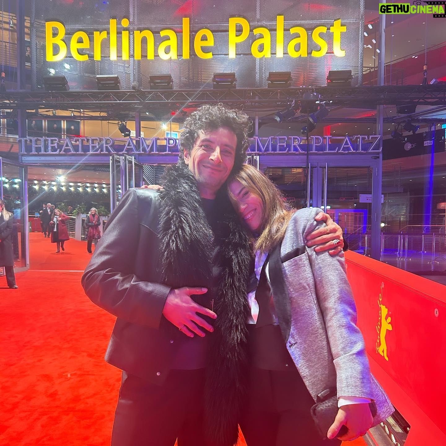 Laura Gómez Instagram - #LaCocina is a beautiful ensemble piece, brilliantly crafted by our visionary director #AlonsoRuizpalacios, who conducted his actors & entire creative team as instruments to make music. Loved being part of this stunning film which had its World Premiere last Friday at @Berlinale and was also the beginning of such beautiful friendships! • • La Cocina es un hermoso film, visualmente cautivador del talentoso Alonso Ruizpalacios, protagonizado por una estupenda Rooney Mara y comandado al timón por un @rulobrionesc tan profundo e intenso en pantalla como cuando colocó el texto #PalestinaLibre en su retrato oficial del festival, y una formidable actriz revelación @_annadiaz. El resto de este elenco diverso y vibrante, nos lanzamos durante dos meses a construir un trabajo en equipo, que aún con ciertos desafíos, sabíamos sería muy especial, y ahí creamos magia, entre clases de cocina, ensayos, coreografías en set con su gran cinematógrafo @juanpabloramirez y demás equipo creativo, y un rodaje en el que Alonso nos guió como instrumentos para hacer música, culminando con lo que sería el inicio de una linda amistad entre toda la tropa y un film en Competición Oficial en #Berlinale, uno de los más prestigiosos festivales del mundo. ¡Salud 🥂 y que viva el cine 🎥 con ♥️!
