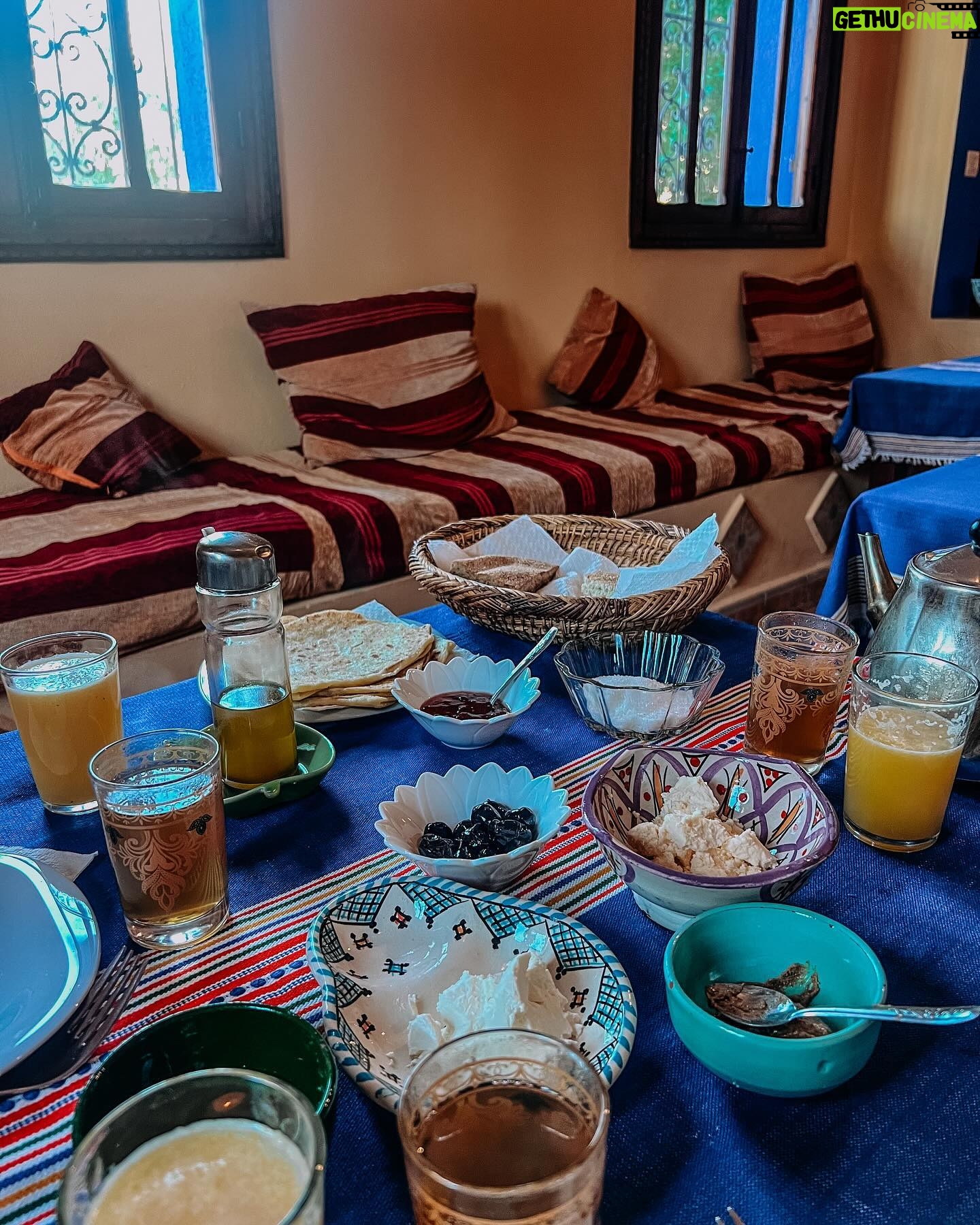 Laura Gadea Instagram - En la primera foto es el lugar donde se grabaron tantas escenas de la serie de “El Tiempo Entre Costuras”, es la “comisaría” de la serie. La habéis visto? A mi me encantó el libro y la serie también! 👏🏻🇲🇦❤️