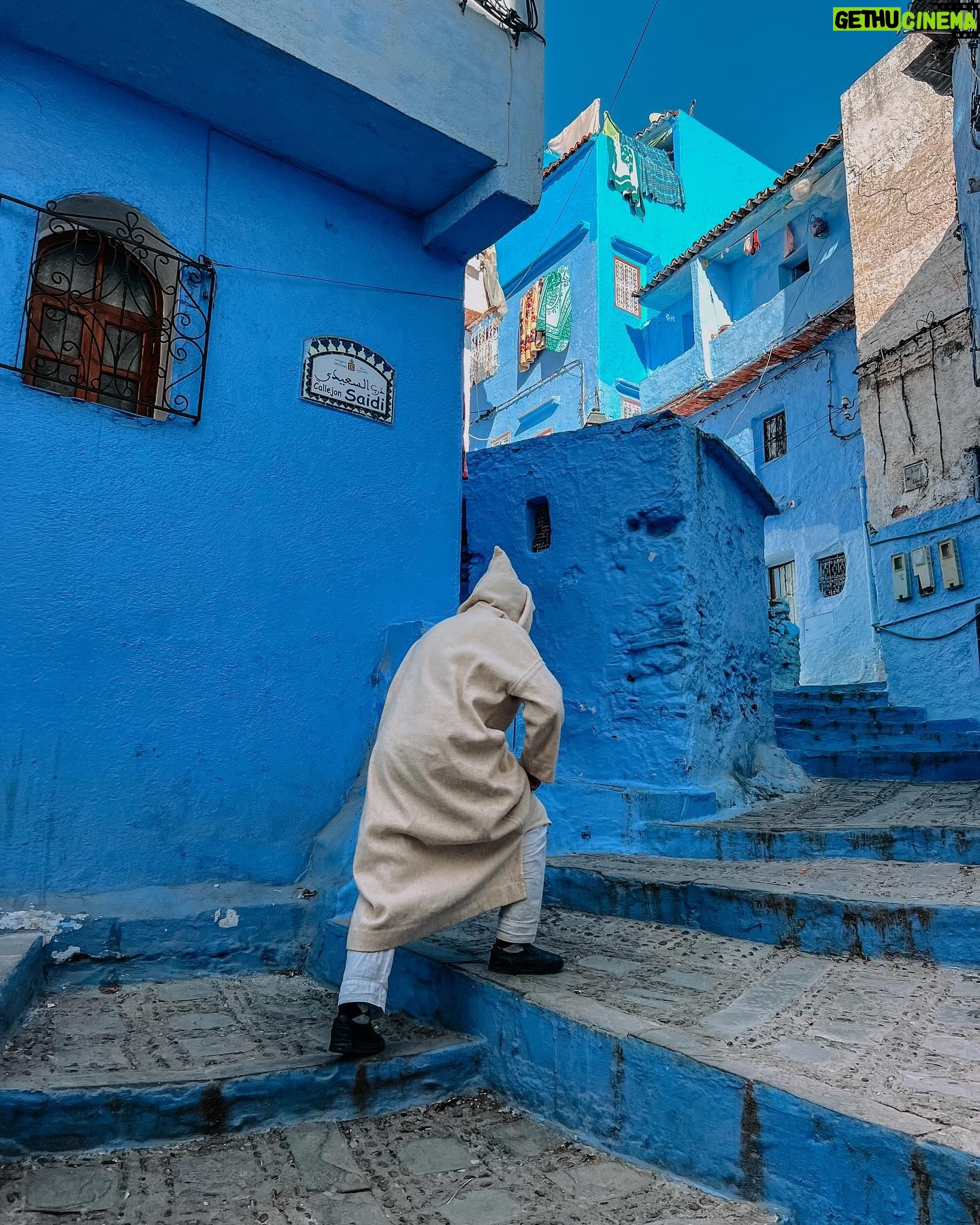Laura Gadea Instagram - En la primera foto es el lugar donde se grabaron tantas escenas de la serie de “El Tiempo Entre Costuras”, es la “comisaría” de la serie. La habéis visto? A mi me encantó el libro y la serie también! 👏🏻🇲🇦❤️