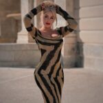 Laura Gadea Instagram - @FashionNova Como va la semana? Preparados ya para las fiestas? Cuál es vuestro plan en Noche Buena? ❤️🎄💌 Este vestido lo podéis encontrar en la web de FashionNova asi: Wild Thang Metallic Maxi Dress - Gold/Black