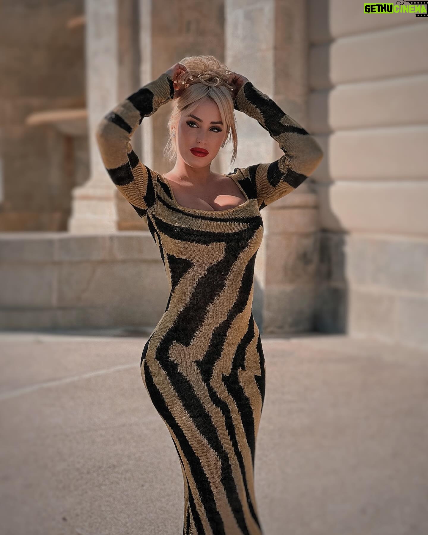 Laura Gadea Instagram - @FashionNova Como va la semana? Preparados ya para las fiestas? Cuál es vuestro plan en Noche Buena? ❤️🎄💌 Este vestido lo podéis encontrar en la web de FashionNova asi: Wild Thang Metallic Maxi Dress - Gold/Black
