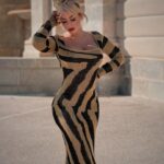 Laura Gadea Instagram - @FashionNova Como va la semana? Preparados ya para las fiestas? Cuál es vuestro plan en Noche Buena? ❤️🎄💌 Este vestido lo podéis encontrar en la web de FashionNova asi: Wild Thang Metallic Maxi Dress - Gold/Black