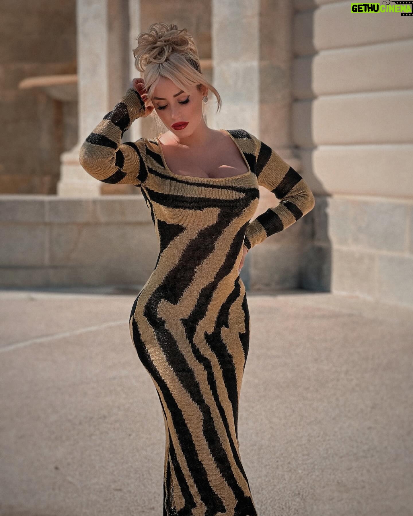 Laura Gadea Instagram - @FashionNova Como va la semana? Preparados ya para las fiestas? Cuál es vuestro plan en Noche Buena? ❤️🎄💌 Este vestido lo podéis encontrar en la web de FashionNova asi: Wild Thang Metallic Maxi Dress - Gold/Black
