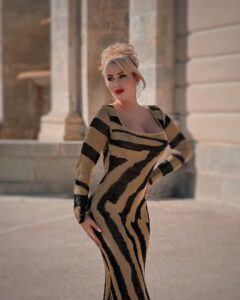 Laura Gadea Instagram - @FashionNova Como va la semana? Preparados ya para las fiestas? Cuál es vuestro plan en Noche Buena? ❤️🎄💌 Este vestido lo podéis encontrar en la web de FashionNova asi: Wild Thang Metallic Maxi Dress - Gold/Black