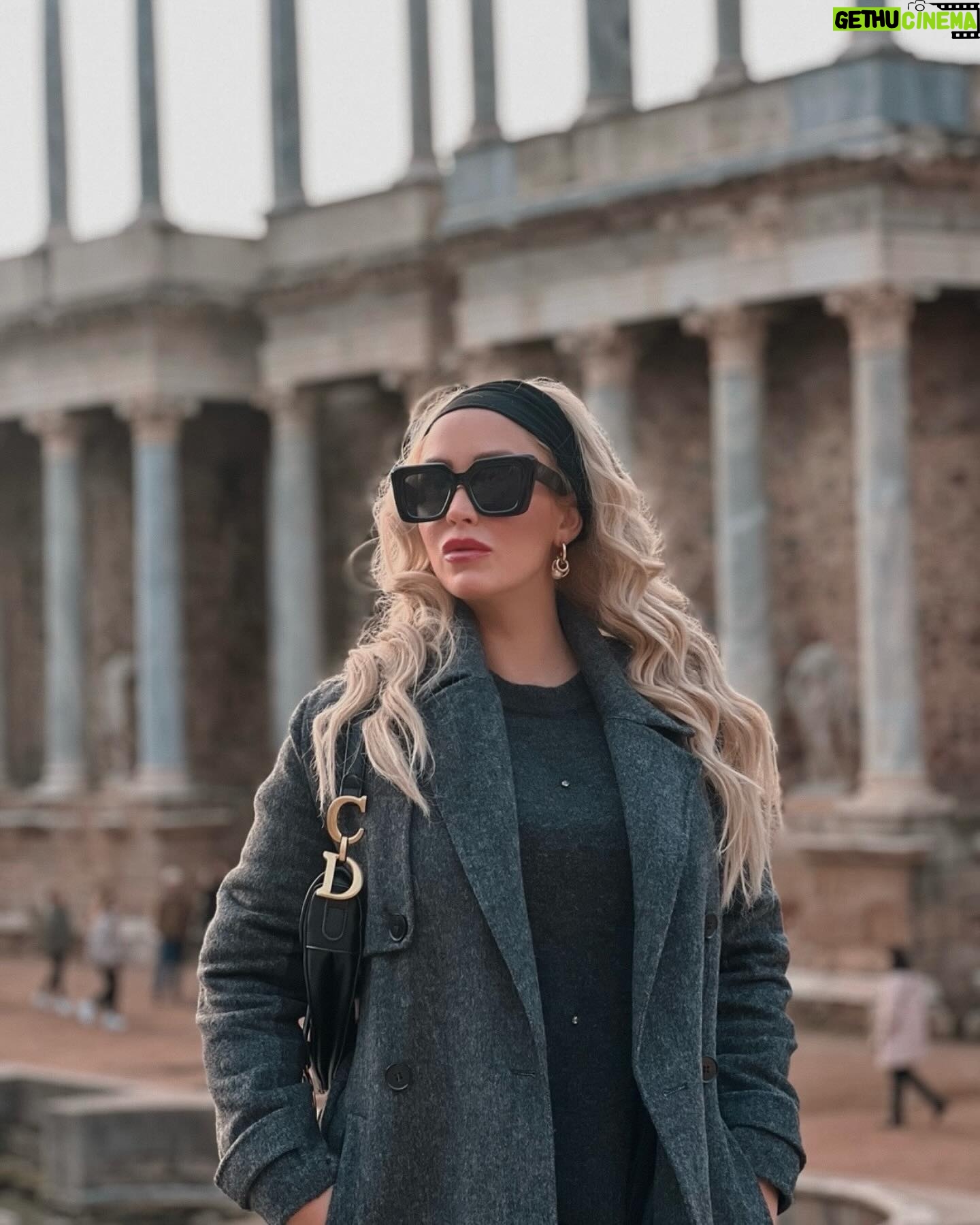 Laura Gadea Instagram - Os dejo por aquí fotos de mi viaje del puente de diciembre que disfruté de la ciudad de Lisboa y de regreso a Madrid, paré en Mérida para ver el anfiteatro y teatro romano… ¡una maravilla! 😍 #viajandoporelmundo