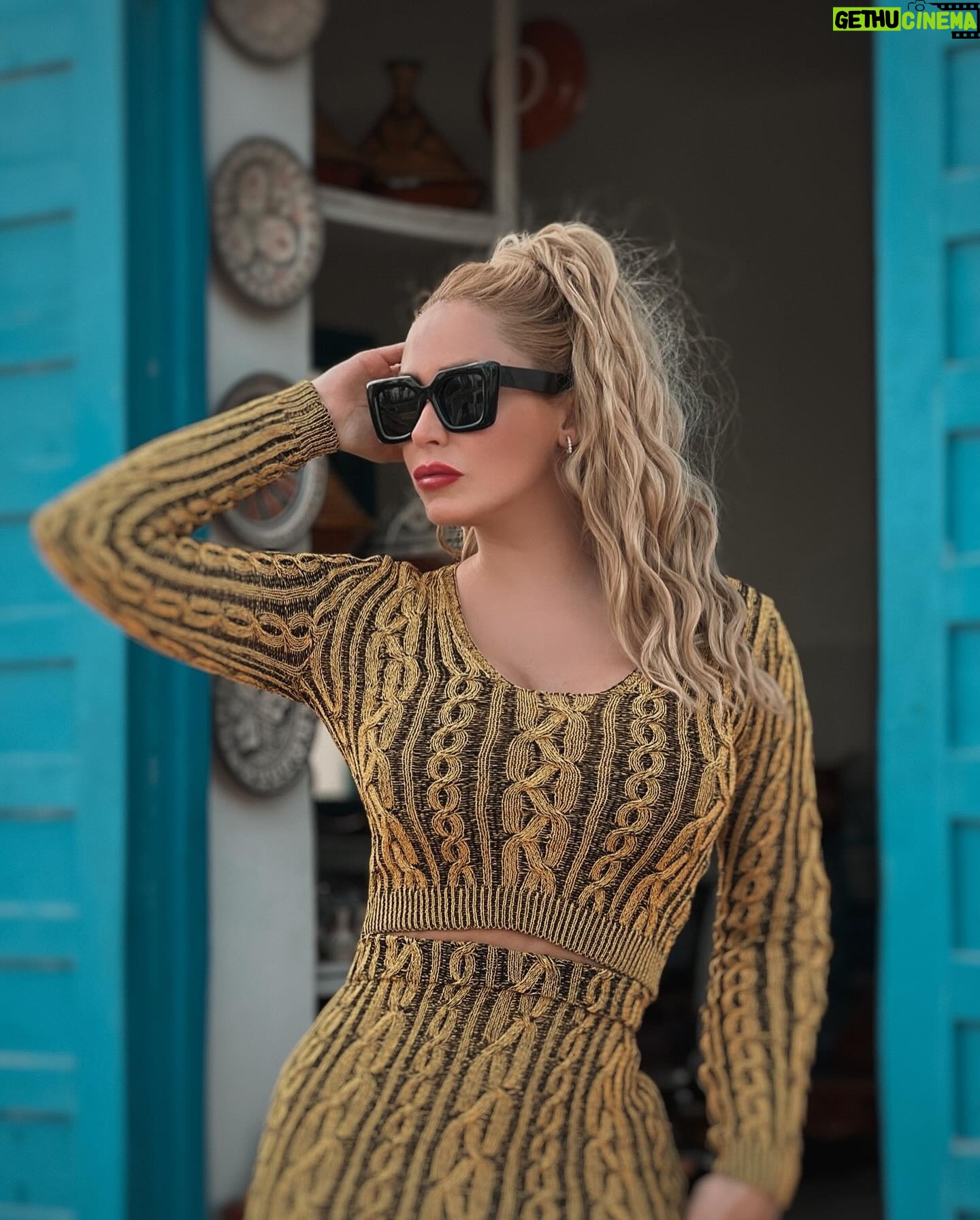 Laura Gadea Instagram - @FashionNova 🌞😘❤️ Os dejo esta foto en el pueblo azul de Chefchaouen 🇲🇦 Podéis encontrar este conjunto en la web así: Hold Me Sweater Skirt Set - Mustard