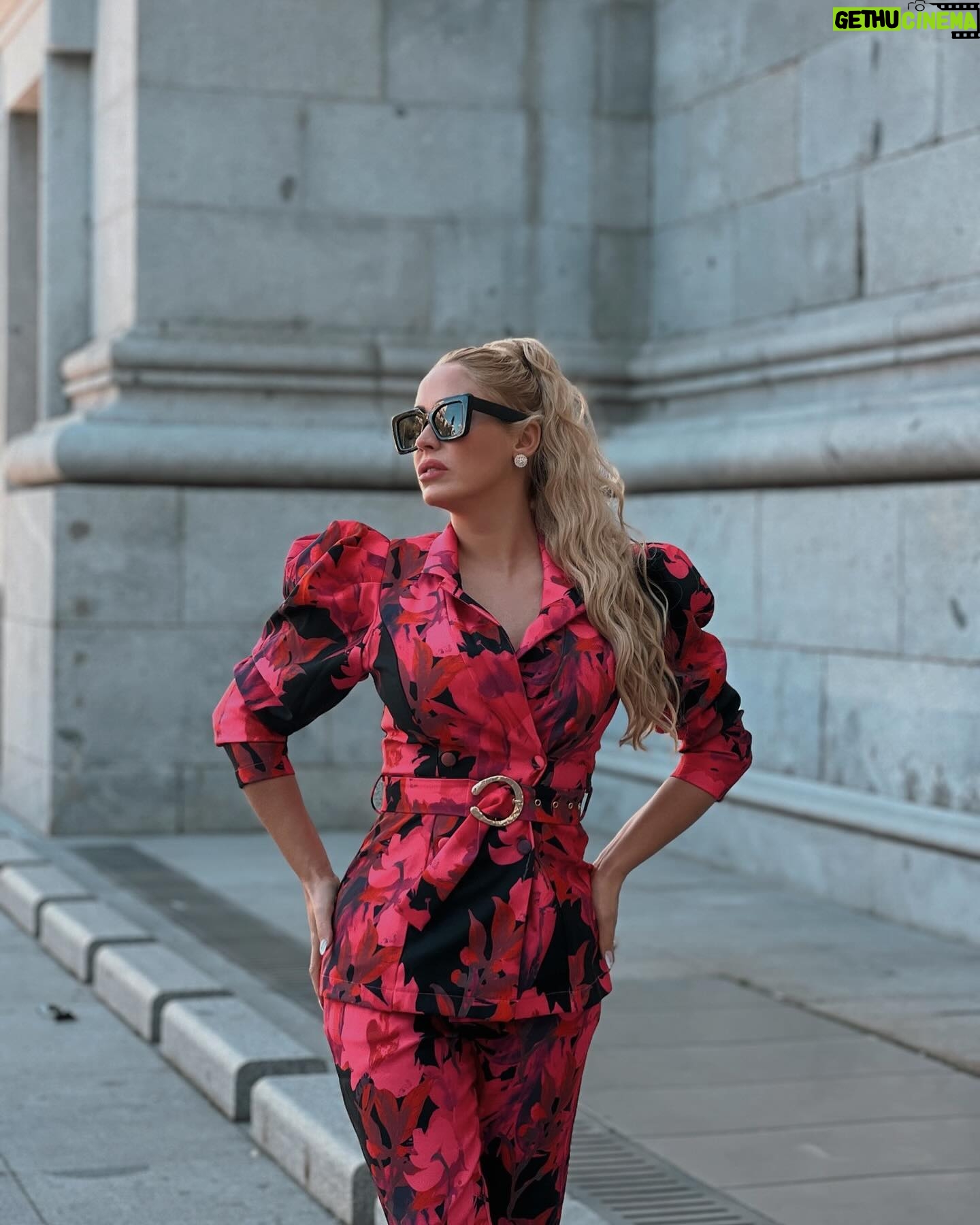 Laura Gadea Instagram - 🔥 @FashionNova CYBER MONDAY 🔥50-95% Off Absolutely EVERYTHING!! HURRY, this is the best deal I’ve seen! Shop @FashionNova NOW! 😱 Lo podéis encontrar en la web así: Best For Last Floral Blazer Set - Pink/combo