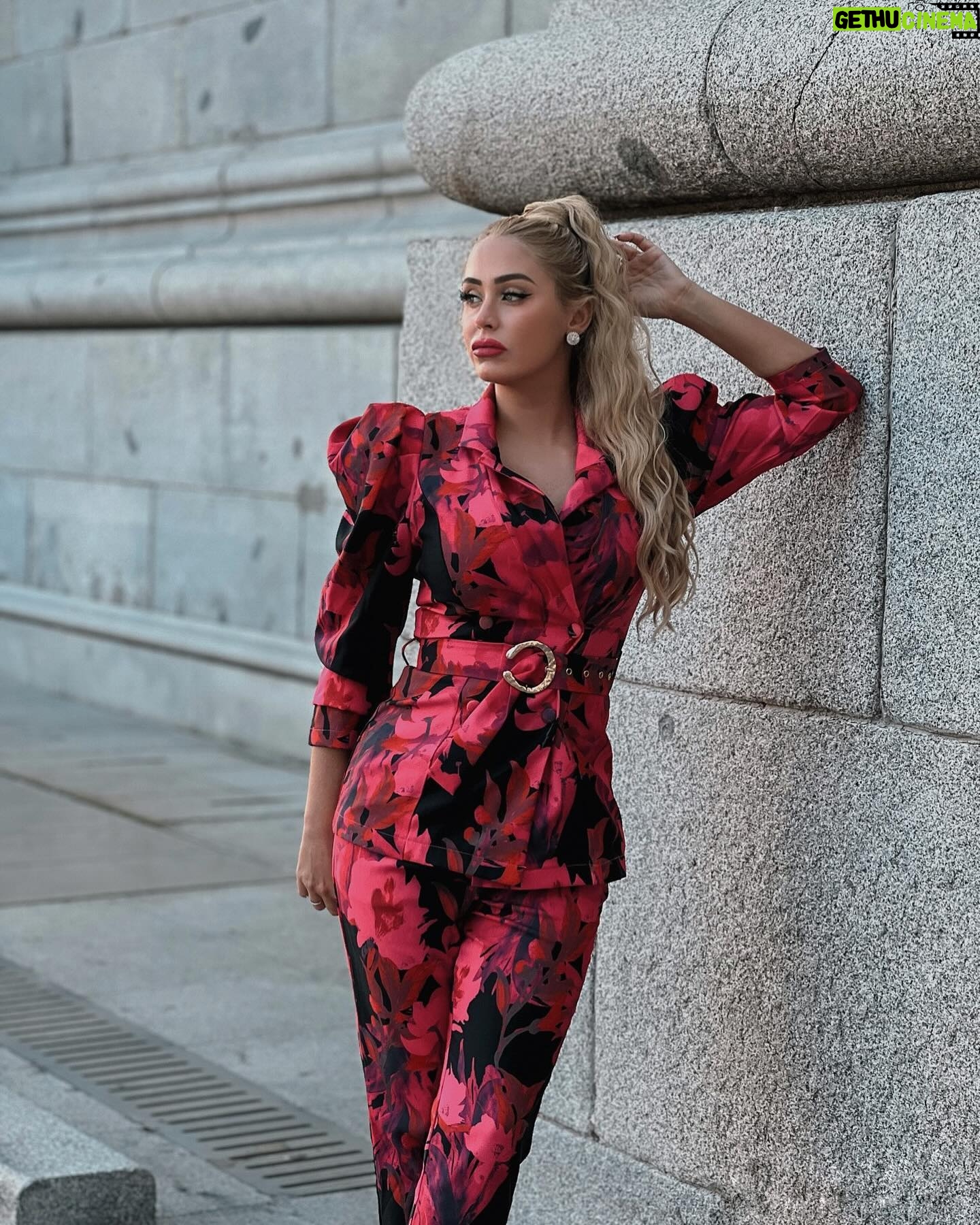 Laura Gadea Instagram - 🔥 @FashionNova CYBER MONDAY 🔥50-95% Off Absolutely EVERYTHING!! HURRY, this is the best deal I’ve seen! Shop @FashionNova NOW! 😱 Lo podéis encontrar en la web así: Best For Last Floral Blazer Set - Pink/combo