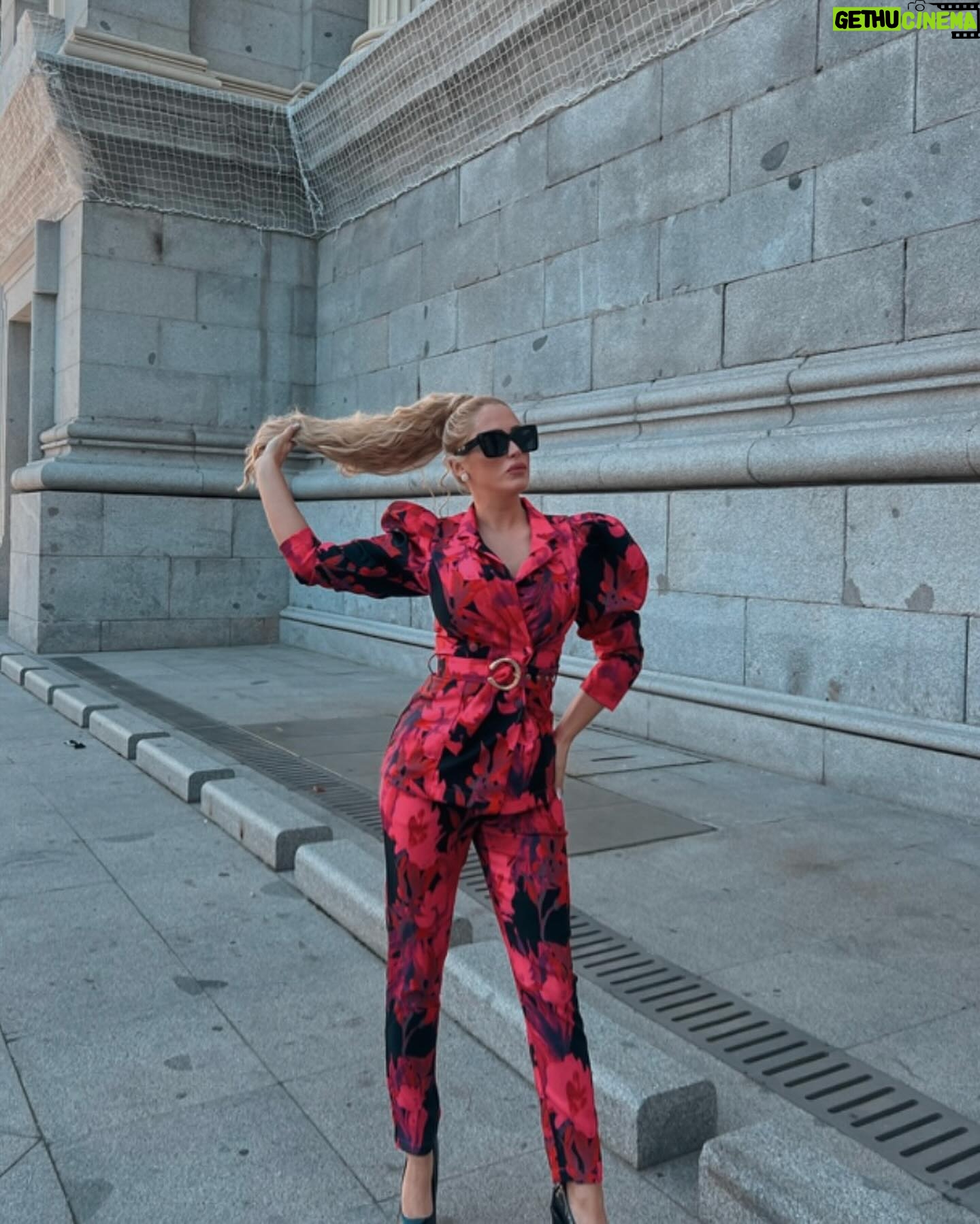 Laura Gadea Instagram - 🔥 @FashionNova CYBER MONDAY 🔥50-95% Off Absolutely EVERYTHING!! HURRY, this is the best deal I’ve seen! Shop @FashionNova NOW! 😱 Lo podéis encontrar en la web así: Best For Last Floral Blazer Set - Pink/combo