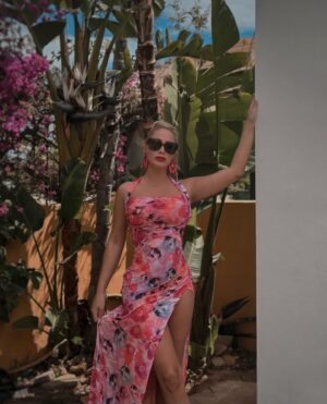 Laura Gadea Instagram - @FashionNova | Disfrutando de unos días de puente cerca del mar 🌊🙌❤️
Este vestido lo podéis encontrar en l web así: 
Polly Floral Maxi Dress - Pink/combo

#madrid #comunidadmadrid #comunidademadrid #comunidaddemadrid #spain #españa #love #photography #picoftheday #instagood #photooftheday #travel #fashion #art #style #happy #photo #instagram #summer #fitness #smile #europe #instalike #beauty