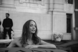 Laura Haddock Instagram - Arriving at The Peggy Guggenheim with @armanibeauty 🤍

Photographer: @ionawolffphoto
hair: @halleybrisker 
makeup: @naokoscintu 
#armanibeauty #lippower #luminoussilk
