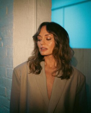 Laura Haddock Instagram - Bangs. ✂️ 

Hair @halleybrisker 
Makeup: @neilyoungbeauty 
Styling: @aimeecroysdill 
Suit: @philosophyofficial 
Photographer: (also) @halleybrisker