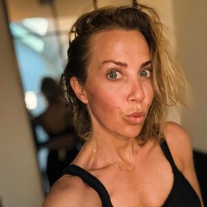 Laura Hamilton Instagram - This Morning I got up early and ran…probably my last long one before the London Marathon on Sunday… Am I feeling anxious? YES!…
.
.
.
I’ve never really enjoyed long distance running,  BUT I started to enjoy it more through my training. 
.
.
.
It’s been tough and I keep asking myself have I done enough? I really don’t know.  Am I aiming for a particular finish time? NO. I just want to finish whilst raising money for an amazing cause @wellchild 
.
.
.
I’d like to thank everyone who has sponsored and supported me.  I can’t tell you how much I appreciate it.  For anyone else who is feeling nervous about the event this weekend, I’m with you but let’s get through this together! 
.
.
.
#london #marathon #nervous #fundraiser #anxious #running