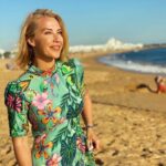 Laura Hamilton Instagram - I hope you are all enjoying the new series of @aplaceinthesunofficial. Today I will be in Portugal, in Vale de Lobo … Tune in to @channel4 at 4pm to find out if I find my house hunters their perfect place in the sun! @freeform_productions . . . #newseries #portugal #holidayhome #escapism #wanderlust #algarve #grateful #property #valedolobo