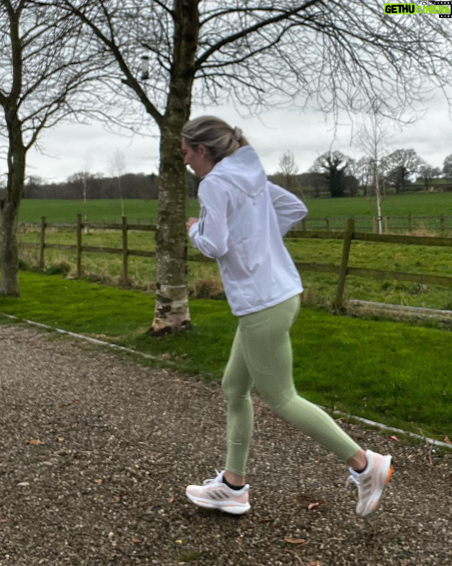 Laura Kenny Instagram - According to an @adidasLondon survey, 70% of Gen Z creatives think of creative ideas during or immediately after a run.🎨 So, to help them launch the new #SOLARGLIDE, they’ve challenged me to ‘Own Your Energy’ and get running to get creative. Here’s how I got on... #createdwithadidas