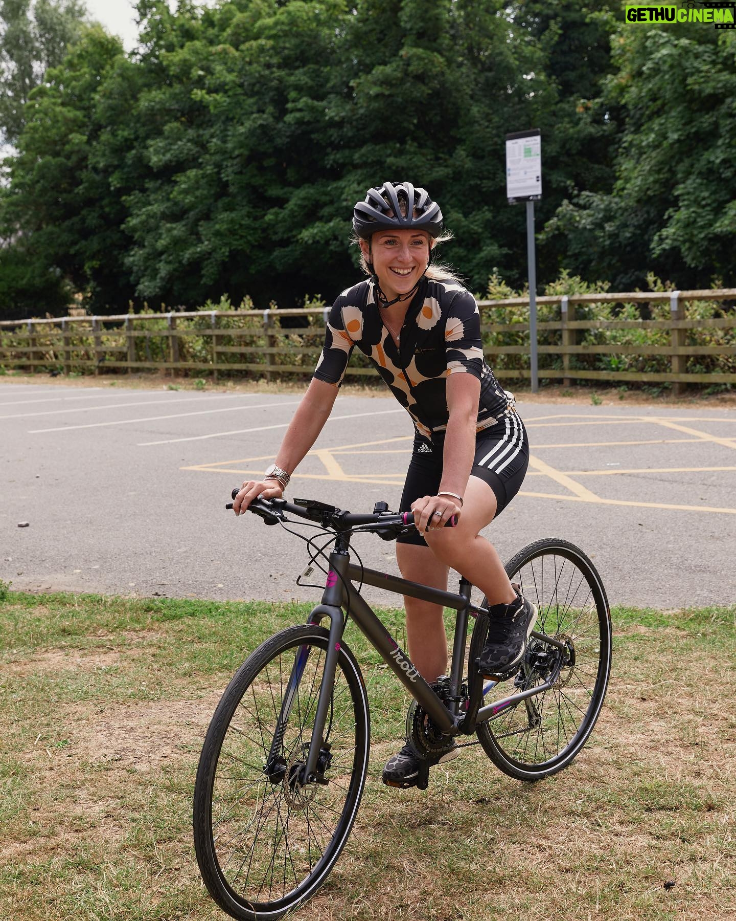 Laura Kenny Instagram - Tour de SPF 🤣 love it! Thank you @larocheposay for letting me lead your ride, and the cream tea pit stop! It was such a pleasure to ride with you all and show you the Lee Valley Park where I learnt to ride with my family all those years ago. As I’m sure any of my teammates would tell you, my skin definitely isn’t built to be out in the sun, so it’s been really important to me to team up with a brand that provides protection against both UVA and UVB. Anthelios suncare is recommended by dermatologists which gives me peace of mind when I’m out on the road of hours ☀️ 🥵 😘🧴 📸: @michaelatphotos