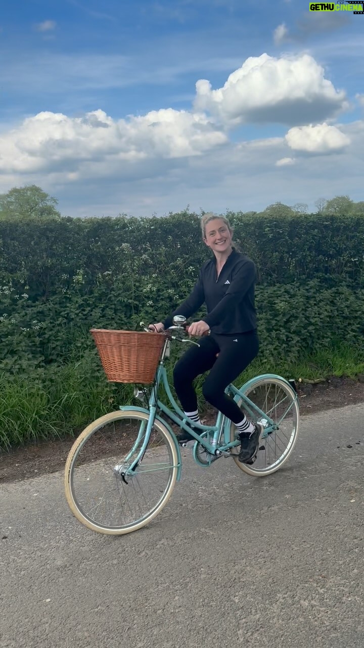 Laura Kenny Instagram - Finally a weekend we could all get out for a bike ride. We took Monty out in our @tfk_buggy velo and he fell straight asleep ππ Thought I would take my retirement present from @adidas for a spin too! #familybikeride #retirement #gooddays #gifted @jasonkenny107
