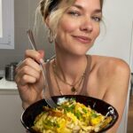 Laura Laprida Instagram - Revuelto de Gramajo en 15 Segundos⏱ (sin gluten sin lactosa) .. Otro tradicional plato de la cocina Argentina / Uruguaya que te salva las papas en esos momentos en donde no sabes que hacer y necesitas soluciones rápida. Por supuesto, sin gluten sin lactosa y sin no comes jamón, lo podes sacar o reemplazar por unos champis por ejemplo. Yo empecé con las papa fritas ya preparadas y el resto de los elementos cortados o picados para ir directo a lo importante. Primero salteé las cebollas, cuando se empezaron a poner más claritas agregué el jamón/pavo y luego las fritas. Lo último son los huevos previamente batidos y condimentados. El punto del huevo a elección, a mi me gusta bastante hecho, pero en casa hay otras preferencias 😂. El perejil es para decorar, pero le da un lindo toque de sabor y para mi es fundamental. Bueno ya sabes, si haces la receta, no te olvides de etiquetarme ❤️🌸. Y obvio que todos los platos y bowls que uso son hechos con mis propias manos ☺️. ¡Hasta la próxima! .. Ingredientes : •4 huevos. •1 cebolla en juliana (yo uso la blanca, pero puede ser normal o si sos atrevid@ la roja). •pizca de sal rosa. •200 gr de jamón cocido cortado en tiritas (yo usé pavo por eso se ve un color distinto). •3 papas cortadas bastón fritas •perejil picado para decorar •pimienta negra molida a gusto. •AOVE para preparar las cebollas (en lugar de manteca, yo uso @flora_espana que es una espectacularidad) .. #RecetasEn15 #cooking #singluten #sinlactosa