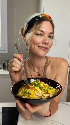 Laura Laprida Instagram - Revuelto de Gramajo en 15 Segundos⏱ (sin gluten sin lactosa)
..
Otro tradicional plato de la cocina Argentina / Uruguaya que te salva las papas en esos momentos en donde no sabes que hacer y necesitas soluciones rápida.  Por supuesto, sin gluten sin lactosa y sin no comes jamón, lo podes sacar o reemplazar por unos champis por ejemplo.
Yo empecé con las papa fritas ya preparadas y el resto de los elementos cortados o picados para ir directo a lo importante. 
Primero salteé las cebollas, cuando se empezaron a poner más claritas agregué el jamón/pavo y luego las fritas. Lo último son los huevos previamente batidos y condimentados. El punto del huevo a elección, a mi me gusta bastante hecho, pero en casa hay otras preferencias 😂. 
El perejil es para decorar, pero le da un lindo toque de sabor y para mi es fundamental. 
Bueno ya sabes, si haces la receta, no te olvides de etiquetarme ❤️🌸. 
Y obvio que todos los platos y bowls que uso son hechos con mis propias manos ☺️.
¡Hasta la próxima!
..
Ingredientes :
•4 huevos.
•1 cebolla en juliana (yo uso la blanca, pero puede ser normal o si sos atrevid@ la roja).
•pizca de sal rosa.
•200 gr de jamón cocido cortado en tiritas (yo usé pavo por eso se ve un color distinto).
•3 papas cortadas bastón fritas 
•perejil picado para decorar
•pimienta negra molida a gusto.
•AOVE para preparar las cebollas (en lugar de manteca, yo uso @flora_espana que es una espectacularidad)
..
#RecetasEn15 #cooking #singluten #sinlactosa