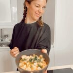 Laura Laprida Instagram - Sin gluten y sin lactosa; Gambas al ajillo en 15 Segundos⏱ .. Las gamas al ajillo son una típica tapa española y a mi es de las que más me gusta. Por lo que estuve viendo existen varias formas de prepararlas, si querés compartir la tuya será más que bien recibido. Algunos le agregan vino blanco, hasta incluso leí una receta con limón, en fin, como dicen por ahí, cada maestrillo tiene su librillo cuando se trata de gambas al ajillo 🥁💥! Si no las hiciste nunca anímate que son rápidas y fáciles. Y si ya sos experto, te reto a hacerlas en 15 Segundos 🤣❤️. .. Ingredientes : •1/2 guindilla/ají/pimiento/ chili o como quieras llamarle ( yo usé una y menos mal q nos gusta el picante) •5 dientes de ajo (cordados en rodajillas) •500 gr de gambas/camarones/crustáceos (si no están frescas bájalas a la heladera antes y trata de que no tengan mucha agua. Yo los desvene, uno por uno, fue la peor parte del programa) •AOVE (Aceite de Oliva Virgen Extra) •sal (yo uso la rosa) •pimienta recién molida •perejil fresco ( pero la próxima le mando cilantro! No me juzgues 🤗😘) .. Ingredients : •1/2 chili pepper (red hot) •5 garlic cloves •500gr Shrimp •Olive Oil •pink salt •black pepper •fresh parsley .. #cooking #tutorial #stepbystep #cook #foodie #RecetasEn15 #food #gambasalajillo #tapas #madrid