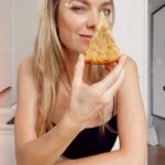 Laura Laprida Instagram - Fainá en 15 Segundos⏱ .. En la colección de recetas sin gluten y lactosa, no puede faltar este clasico absoluto y por eso decidí reflotarlo. Creo que en España no comen fainá, pero en Argentina para mi es un deber ☝🏻🤣 pedirlo junto a 🙌🏼 La Pizza 🙌🏼. Ahora, también suelo comer Fainá sola y hasta a veces, por que no?, le agrego magia encima. Rúcula y tomates, honguitos o lo que vea en la heladera 😅. La receta es súper sencilla. Una taza de harina de garbanzo, media de agua, sal, ajo en polvo (opcional) y dos cucharadas de Oliva. Eso a una asadero que no se pegue o aceitada y antes de meter todo al horno, o después de unos minutos de horno como prefieran, le agrego cebolla en juliana, sal gruesa y romero. En mi horno a 180* tarda 20 min. Yo lo iría midiendo por que todos los hornos son distintos. Muchos éxitos! Te deseo comidas con abundante fainá 🤣💕. .. Ingredientes : •1 taza de harina de garbanzo. •1 taza de agua. •cucharada de sal rosa •1 cucharadas soperas de AOVE •1 cucharadita de ajo en polvo •Sal gruesa para espolvorear por encima (no mucho que ya le pusimos sal) •1/2 cebolla en juliana (opcional) •Ajo en polvo. •Romero .. #RecetasEn15 #cooking #faina #veggie #singluten #glutenfree #lactosefree