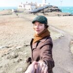 Laura Laprida Instagram - Mi escapada a Escocia en 10 imágenes 🏴󠁧󠁢󠁳󠁣󠁴󠁿 .. 1) Se me volaron los pelos en Portree en la Isla de Skye 2) Siempre bien acompañada por mi fotógrafo oficial @eugeniolevis rumbo al faro de Neist Point 3) Afternoon tea 💁🏼‍♀️ 4) Rumbo al Britannia en el tranvía, mi medio de transporte favorito. Sin alas ni turbinas y bien pegado al piso. 5) En el @theroseateedinburgh donde nos recibieron de maravilla durante un par de noches 6) Empachada de Ostras en el Oyster Shelter rumbo a las Fairy Pools 7) Paseo por el West End en Edimburgo 8) Nuevamente combatiendo el viento, pero ahora en el castillo Eilean Donan. 9) Tener una bañera en la mitad del cuarto, imposible no usarla. 10) Con la ciudad antigua de Edimburgo, que según me dijeron en más actual que la nueva por que se prendió fuego varias veces. .. #escocia #scotland #edimburgh