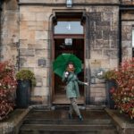 Laura Laprida Instagram - Mi escapada a Escocia en 10 imágenes 🏴󠁧󠁢󠁳󠁣󠁴󠁿 .. 1) Se me volaron los pelos en Portree en la Isla de Skye 2) Siempre bien acompañada por mi fotógrafo oficial @eugeniolevis rumbo al faro de Neist Point 3) Afternoon tea 💁🏼‍♀️ 4) Rumbo al Britannia en el tranvía, mi medio de transporte favorito. Sin alas ni turbinas y bien pegado al piso. 5) En el @theroseateedinburgh donde nos recibieron de maravilla durante un par de noches 6) Empachada de Ostras en el Oyster Shelter rumbo a las Fairy Pools 7) Paseo por el West End en Edimburgo 8) Nuevamente combatiendo el viento, pero ahora en el castillo Eilean Donan. 9) Tener una bañera en la mitad del cuarto, imposible no usarla. 10) Con la ciudad antigua de Edimburgo, que según me dijeron en más actual que la nueva por que se prendió fuego varias veces. .. #escocia #scotland #edimburgh