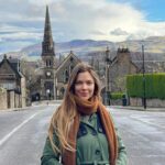 Laura Laprida Instagram - Mi escapada a Escocia en 10 imágenes 🏴󠁧󠁢󠁳󠁣󠁴󠁿 .. 1) Se me volaron los pelos en Portree en la Isla de Skye 2) Siempre bien acompañada por mi fotógrafo oficial @eugeniolevis rumbo al faro de Neist Point 3) Afternoon tea 💁🏼‍♀️ 4) Rumbo al Britannia en el tranvía, mi medio de transporte favorito. Sin alas ni turbinas y bien pegado al piso. 5) En el @theroseateedinburgh donde nos recibieron de maravilla durante un par de noches 6) Empachada de Ostras en el Oyster Shelter rumbo a las Fairy Pools 7) Paseo por el West End en Edimburgo 8) Nuevamente combatiendo el viento, pero ahora en el castillo Eilean Donan. 9) Tener una bañera en la mitad del cuarto, imposible no usarla. 10) Con la ciudad antigua de Edimburgo, que según me dijeron en más actual que la nueva por que se prendió fuego varias veces. .. #escocia #scotland #edimburgh