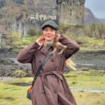 Laura Laprida Instagram - Mi escapada a Escocia en 10 imágenes 🏴󠁧󠁢󠁳󠁣󠁴󠁿 .. 1) Se me volaron los pelos en Portree en la Isla de Skye 2) Siempre bien acompañada por mi fotógrafo oficial @eugeniolevis rumbo al faro de Neist Point 3) Afternoon tea 💁🏼‍♀️ 4) Rumbo al Britannia en el tranvía, mi medio de transporte favorito. Sin alas ni turbinas y bien pegado al piso. 5) En el @theroseateedinburgh donde nos recibieron de maravilla durante un par de noches 6) Empachada de Ostras en el Oyster Shelter rumbo a las Fairy Pools 7) Paseo por el West End en Edimburgo 8) Nuevamente combatiendo el viento, pero ahora en el castillo Eilean Donan. 9) Tener una bañera en la mitad del cuarto, imposible no usarla. 10) Con la ciudad antigua de Edimburgo, que según me dijeron en más actual que la nueva por que se prendió fuego varias veces. .. #escocia #scotland #edimburgh