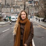 Laura Laprida Instagram - Mi escapada a Escocia en 10 imágenes 🏴󠁧󠁢󠁳󠁣󠁴󠁿 .. 1) Se me volaron los pelos en Portree en la Isla de Skye 2) Siempre bien acompañada por mi fotógrafo oficial @eugeniolevis rumbo al faro de Neist Point 3) Afternoon tea 💁🏼‍♀️ 4) Rumbo al Britannia en el tranvía, mi medio de transporte favorito. Sin alas ni turbinas y bien pegado al piso. 5) En el @theroseateedinburgh donde nos recibieron de maravilla durante un par de noches 6) Empachada de Ostras en el Oyster Shelter rumbo a las Fairy Pools 7) Paseo por el West End en Edimburgo 8) Nuevamente combatiendo el viento, pero ahora en el castillo Eilean Donan. 9) Tener una bañera en la mitad del cuarto, imposible no usarla. 10) Con la ciudad antigua de Edimburgo, que según me dijeron en más actual que la nueva por que se prendió fuego varias veces. .. #escocia #scotland #edimburgh