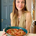 Laura Laprida Instagram - Salsa Criolla en 15 Segundos⏱ .. Esta salsa es ideal para acompañar carnes rojas, ya sea asadas o al horno, pero la verdad es que yo también se lo agrego a la ensalada y queda fentástico. No se si en España existe algo similar a la Salsa criolla, creo que es algo muy Americano. En Mexico tiene el pico de gallo que leva chile y también esta el pebre del otro lado de la cordillera donde le agregan cilantro. Y se que Perú también tiene su propia version de salsa criolla. Creo que la mía es la más común en Argentina y Uruguay, aunque estoy segura que hay tantas recetas de salsas criollas como cocineros por estas tierras. A mi me resulta muy bien prepararla con un día de anticipación y dejarla bien cubierta en la heladera. Por lo general se comer toda, pero si sobra también aguanta unos cuantos días bien guardada. .. Ingredientes : •1 pimiento verde. •1 pimiento rojo. •1 pimiento amarillo (yo no le puse por que no tenia). •1 tomate perita (cortado en cuadraditos pequeños). •1 cebolla grande •1 cebolla de verdeo o cebolleta. •cucharada de sal rosa. •1/4 taza vinagre de vino (si te gusta mas avinagrada le pones más..o menos) •Aceite de girasol (una buena cantidad pero que no quede todo flotado) •cucharadita de pimienta negra molida. •cucharadita de ají molido. •cucharadita de oregano. •mucho amor. .. #RecetasEn15 #cooking #Salsacriolla