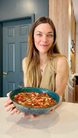 Laura Laprida Instagram - Salsa Criolla en 15 Segundos⏱
..
Esta salsa es ideal para acompañar carnes rojas, ya sea asadas o al horno, pero la verdad es que yo también se lo agrego a la ensalada y queda fentástico.
No se si en España existe algo similar a la Salsa criolla, creo que es algo muy Americano. En Mexico tiene el pico de gallo que leva chile y también esta el pebre del otro lado de la cordillera donde le agregan cilantro. Y se que Perú también tiene su propia version de salsa criolla. Creo que la mía es la más común en Argentina y Uruguay, aunque estoy segura que hay tantas recetas de salsas criollas como cocineros por estas tierras. 
A mi me resulta muy bien prepararla con un día de anticipación y dejarla bien cubierta en la heladera. Por lo general se comer toda, pero si sobra también aguanta unos cuantos días bien guardada.
..
Ingredientes :
•1 pimiento verde.
•1 pimiento rojo.
•1 pimiento amarillo (yo no le puse por que no tenia).
•1 tomate perita (cortado en cuadraditos pequeños).
•1 cebolla grande
•1 cebolla de verdeo o cebolleta.
•cucharada de sal rosa.
•1/4 taza vinagre de vino (si te gusta mas avinagrada le pones más..o menos) 
•Aceite de girasol (una buena cantidad pero que no quede todo flotado)
•cucharadita de pimienta negra molida.
•cucharadita de ají molido.
•cucharadita de oregano.
•mucho amor.
..
#RecetasEn15 #cooking #Salsacriolla
