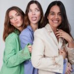Laura Laprida Instagram - Acá estamos, nunca nos fuimos, ah pero la vida…nos dio mucho material para nuestro podcast 𝑵𝑶 𝑻𝑶𝑫𝑶 𝑳𝑶 𝑸𝑼𝑬 𝑩𝑹𝑰𝑳𝑳𝑨 𝑬𝑺 𝑶𝑹𝑶. Ya llega la segunda temporada de este proyecto que arrancamos el año pasado. Las fotos son nuevas, pero nosotras seguimos siendo las mismas 😅 Estamos muy emocionadas por mostrarles los nuevos capítulos. Escuchamos sus sugerencias y se vienen temas más personales, actuales con muchas emociones y sorpresas. Se sumará alguna prima mas al podcast? O será que aparece alguna trilli? Estén atentas porque muy muy pronto van a poder escuchar el primer capítulo de esta segunda temporada de 𝑵𝑶 𝑻𝑶𝑫𝑶 𝑳𝑶 𝑸𝑼𝑬 𝑩𝑹𝑰𝑳𝑳𝑨 𝑬𝑺 𝑶𝑹𝑶 ⚜️💫 Mientras tanto pueden ponerse al día con la temporada 1 en @spotifyaargentina Fotos: la #1 @malepiqueph St: @allo_martinez siempre 💪🏻 Nosotras @lulilapri @soniazavaleta @pilarlaprida #spotify #podcast #wearefamily #fyp #notodoloquebrillaesoro
