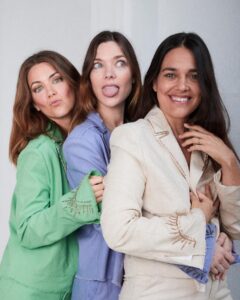 Laura Laprida Instagram - Acá estamos, nunca nos fuimos, ah pero la vida…nos dio mucho material para nuestro podcast 𝑵𝑶 𝑻𝑶𝑫𝑶 𝑳𝑶 𝑸𝑼𝑬 𝑩𝑹𝑰𝑳𝑳𝑨 𝑬𝑺 𝑶𝑹𝑶. Ya llega la segunda temporada de este proyecto que arrancamos el año pasado. Las fotos son nuevas, pero nosotras seguimos siendo las mismas 😅 Estamos muy emocionadas por mostrarles los nuevos capítulos. Escuchamos sus sugerencias y se vienen temas más personales, actuales con muchas emociones y sorpresas. Se sumará alguna prima mas al podcast? O será que aparece alguna trilli? Estén atentas porque muy muy pronto van a poder escuchar el primer capítulo de esta segunda temporada de 𝑵𝑶 𝑻𝑶𝑫𝑶 𝑳𝑶 𝑸𝑼𝑬 𝑩𝑹𝑰𝑳𝑳𝑨 𝑬𝑺 𝑶𝑹𝑶 ⚜️💫 Mientras tanto pueden ponerse al día con la temporada 1 en @spotifyaargentina Fotos: la #1 @malepiqueph St: @allo_martinez siempre 💪🏻 Nosotras @lulilapri @soniazavaleta @pilarlaprida #spotify #podcast #wearefamily #fyp #notodoloquebrillaesoro