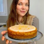 Laura Laprida Instagram - Tarta de Queso y pistachos sin gluten y lactosa. .. Para el cumple de @eugeniolevis y para que todos podamos probarla usé ingredientes sin gluten y sin lactosa, pero si esto no es importante para vos, podes reemplazar por ingredientes tradicionales. Algunas consideraciones importantes 🤓: la masa se pre hornea 5 minutos. Luego la tarta entera va 50 min a 160 grados. Uno vez terminado ese tiempo se apaga el horno y se deja 30 min reposando con la puerta cerrada y luego 15 más con la puerta del horno abierta. Otra cosa, los huevos al queso se agrega en partes, no todo de golpe y siempre con movimientos envolventes. Toda la vajilla utilizada fue creada por mi con mis propias manitas, aunque no lo creas 😅. Si probas estas receta no te olvides de subirla y etiquetarla para que pueda compartirla ✨. Hasta la próxima 😘. .. Ingredientes : •3 huevos •1 cucharada de AOVE •1 cucharada de maicena •160ml de crema/nata •1 paquete de galletitas María sin gluten •500gr queso crema sin lactosa •160gr de azúcar de caña •1 cucharadita de vainilla •200gr de pistachos (acordate de guardar algo para picar y decorar. Si te pasa lo mismo que a mi ralladura de limón o si sos golos@ chocolate blanco 🤤) •perejil (picado para decorar arriba o podes usar pimientón •1 cucharada abundante de ghee derretida (manteca para versión normal) .. #cooking #tutorial #stepbystep #foodie #RecetasEn15 #tartadequeso #Madrid #comida #cocina #cook #cheesecacke #singluten #sinlactosa