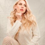 Laura Laune Instagram - On a atteint les 50 000 places vendues pour Glory Alleluia 😱🥹 Du coup on vient de rajouter des dates 🌟😍 Vous pouvez réserver sur lauralaune.com où vous trouverez toutes les dates de la tournée, ce qui, je le sais, ne vous empêchera pas de demander en commentaire si je passe à Mes-couilles-sur-Lozère et de me vanter l’acoustique de sa salle des fêtes qui sent la soupe et qui fait aussi terrain de badminton les mercredis après-midi pour les enfants dyslexiques de l’école du Sacré Gland, mais bon y aura bien un faux compte nommé « LauraLauneFansLove92» pour vous répondre et vous arnaquer par la même occasion, ce que vous aurez quand même plutôt bien cherché ❤️ #GloryAlleluia #Tournée #NouveauSpectacle 🌟