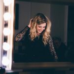 Laura Laune Instagram - Quand on m’a demandé si j’allais poster quelque chose sur mes réseaux pour la journée des droits des femmes, j’ai dit non, car j’ai l’impression que ces flots de messages donnent plus souvent l’illusion d’agir qu’ils n’ont réellement d’impact sur le monde… Puis j’ai mis mon pessimisme de côté et j’ai pensé que parmi toutes les personnes qui me suivent, je pouvais peut-être partager des mots qui pourraient servir à quelqu’un. Cette photo date de fin 2018 où, contrairement aux apparences, je traversais une des périodes les plus difficiles de ma vie. J’en parle aujourd’hui dans mon spectacle, et je n’aurais jamais imaginé qu’autant de femmes viendraient me voir à la fin, les larmes aux yeux, pour me partager elles aussi quelques mots sur leur histoire, semblable à la mienne. Je ne me sens jamais légitime de parler de mes états d’âme car je me dis toujours qu’il y a pire que moi, que j’ai de la chance et c’est vrai, mais je ne peux qu’être en empathie avec leur souffrance, et admirative de leur courage, tant leurs émotions me sont familières. Je sais combien les actions sont difficiles à mettre en œuvre tant les émotions se mélangent, et je suis loin d’être un exemple, mais je peux toujours partager ce qui moi m’a aidée : les témoignages d’autres personnes, des groupes de parole sur facebook où on peut parler anonymement, et pour les proches : une personne qui n’est jamais dans le jugement. Les situations diffèrent mais se ressemblent plus qu’on ne le pense. Il faut casser les clichés qu’on a sur les violences physiques et psychologiques, arrêter d’en faire un tabou et informer les proches et les professionnels sur le phénomène d’emprise psychologique. Le premier pas pour sortir de l’emprise est de croire à sa propre version des faits, et de se détacher de celle qu’on nous a mis dans la tête souvent depuis des années. #journéeinternationaledesdroitsdesfemmes