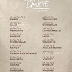 Laura Laune Instagram - On a atteint les 50 000 places vendues pour Glory Alleluia 😱🥹 Du coup on vient de rajouter des dates 🌟😍 Vous pouvez réserver sur lauralaune.com où vous trouverez toutes les dates de la tournée, ce qui, je le sais, ne vous empêchera pas de demander en commentaire si je passe à Mes-couilles-sur-Lozère et de me vanter l’acoustique de sa salle des fêtes qui sent la soupe et qui fait aussi terrain de badminton les mercredis après-midi pour les enfants dyslexiques de l’école du Sacré Gland, mais bon y aura bien un faux compte nommé « LauraLauneFansLove92» pour vous répondre et vous arnaquer par la même occasion, ce que vous aurez quand même plutôt bien cherché ❤️ #GloryAlleluia #Tournée #NouveauSpectacle 🌟