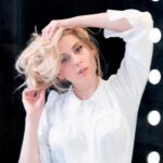 Laura Laune Instagram - Pose naturelle en salle de bain d’hôtel de tournée sur décor de flacons de shampoing Coiffure : Brigitte Bardot Tenue : Brigitte Macron Décor : Mercure de balek-les-bains Photo : un gars pas cher