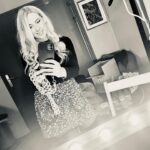 Laura Laune Instagram - Déjà 15 dates de rodage pour mon nouveau spectacle et déjà plein de souvenirs ! Je sais pas ce que j’ai préféré, quand les alcooliques ont chanté « la bite à dudule » pendant 6 heures devant mon hôtel à Lille, quand les habitants de Caen m’ont sorti toutes leurs vannes sur « tu reviens quand à Caen », ou quand j’ai dû échanger un rein contre 10 litres de SP95 à Marseille ! Merci pour vos retours incroyables sur le show, ça vaut pas un jerrican d’essence mais c’est gentil quand même ❤️❤️ #GloryAlleluia #NouveauSpectacle #Tournée